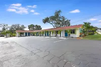 Palm Cove Motel Hotels near Ruth Eckerd Hall