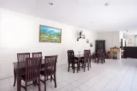 RedDoorz Plus Near Galaxy Mall Các khách sạn ở Tambaksari