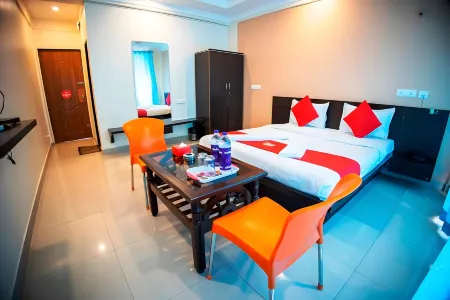 Hotel Om Palace Отели рядом с достопримечательностью «Карла Кейвс»