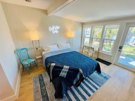 Matlacha Cottage 2/2 remodeled& sunsets! Отели в г. Matlacha