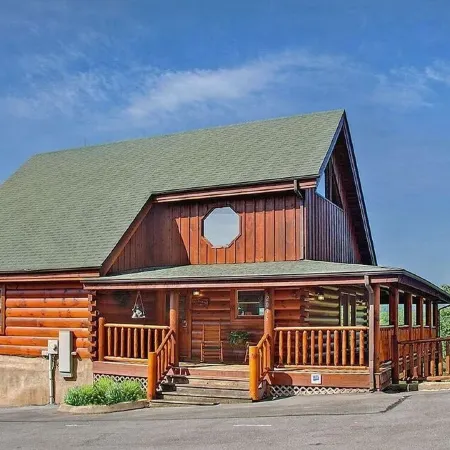STUNNING MOUNTAIN VIEWS!! 2 br/2.5 ba Cabin, plus Loft! PRICE REDUCTION!