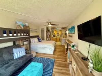 Cozy  condo getaway…short walk to the beach