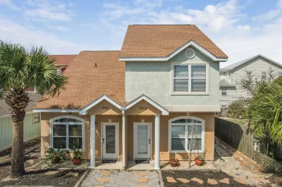 Comfortable Emerald Coast Retreat! Only 3 minute walk to the white sandy BEACH! Hotels near Oliver Stadium