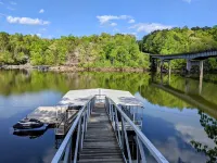Luxurious cabin with fire pit, kayaks, and dock. 温斯頓縣酒店