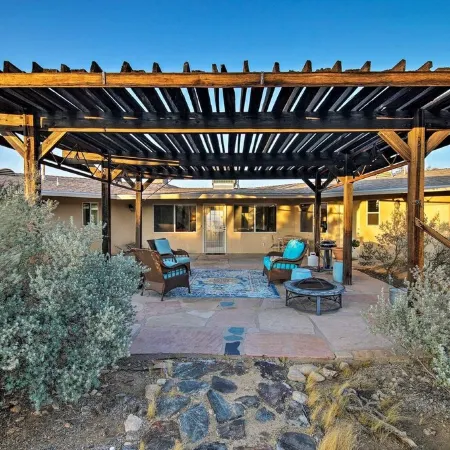 5 Miles from Park entrance Charming 2-bedroom house in enchanting Joshua Tree