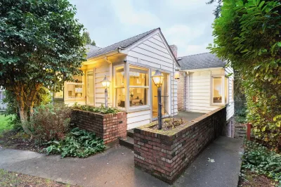 4 bedroom bungalow with lakeview in Seattle 레이크 시티 호텔