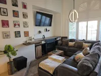 Desert Oasis, Spacious 4-bedroom house 2 king bed w/ Heated Pool & Jacuzzi