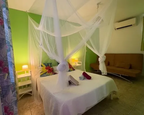 cottages with swimming pool and Spa 900 m from the sea Hotels in Sainte-Rose