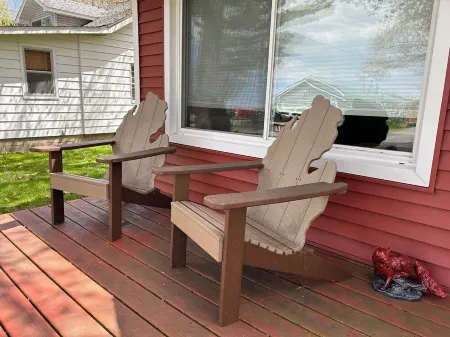 4 bedroom home, View and Access to Lake Tawas. Kayaks. Sleeps 9. King Bed.