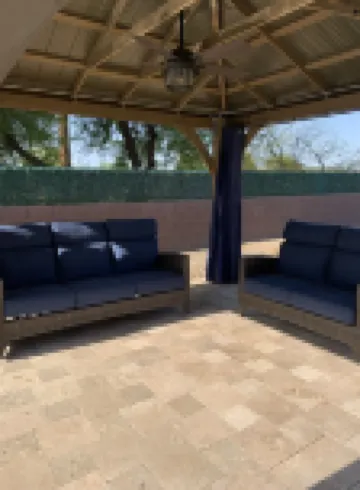 Spacious house w/pool and hot tub. Plenty of room to entertain!