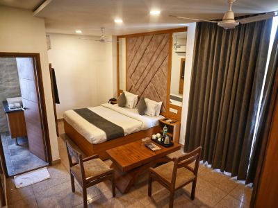 Hotel Lake View - Near Sukhna Lake