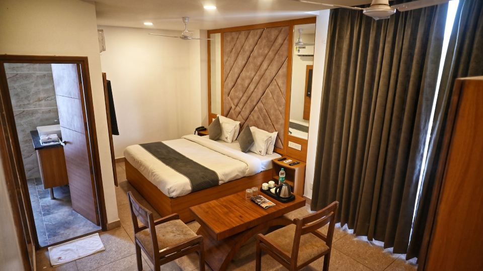 Hotel Lake View - Near Sukhna Lake