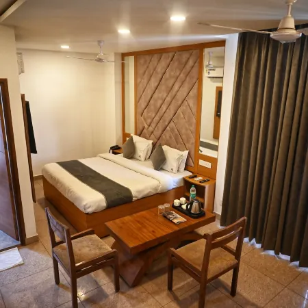 Hotel Lake View - Near Sukhna Lake