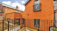 London Street Apt by Redwood Stays