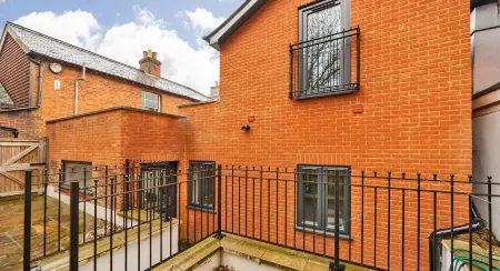 London Street Apt by Redwood Stays