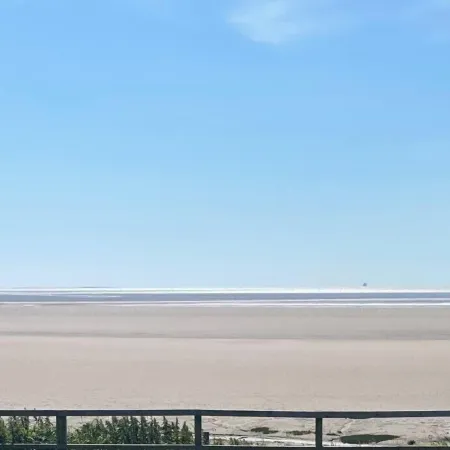Beachside Lodge - Sleeps 6 - Pets ok - Plus Parking