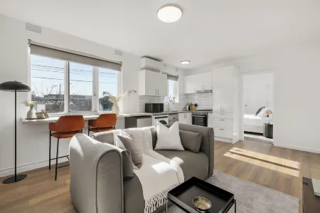 Windsor Apartments by Urban Rest Отели рядом со станцией Windsor Railway Station