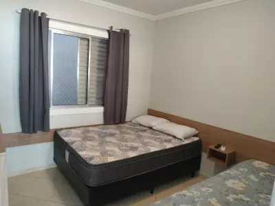 Kitnet com ar na praia das Astúrias Hotell i Jardim Las Palmas