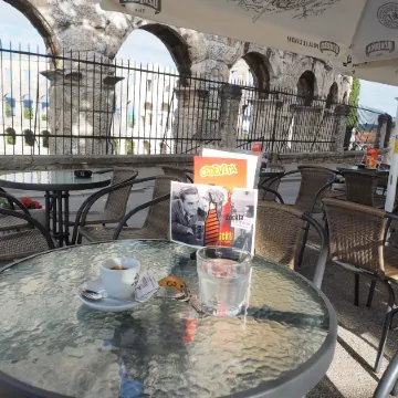 Captain Emo City Apartments