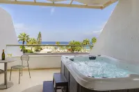 Golden Coast Beach Hotel - Bathtub