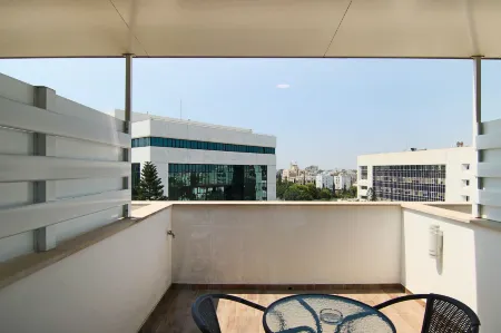 Phaedrus Living: Luxury Suite Nicosia 505 Отели в г. Строволос
