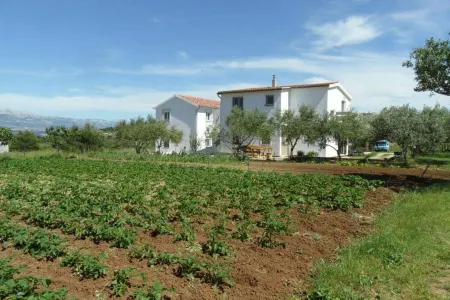 Apartment with a Pool, Mountainview, Near the Sea!