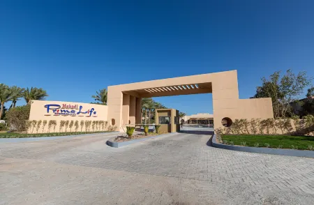 Prima Life Makadi Hotel - All Inclusive Отели рядом с достопримечательностью «Grand Waterworld Makadi : Water Slides»