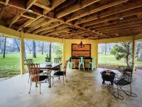 Beautiful Farmhouse with serene environment. 4+ acres beautiful landscape. Hotel a Simonton