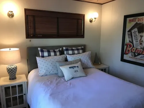 Lakeview cabin close to lake and town.