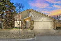 Tv's in Every Bedroom-Spacious-1 Mile to Aquarium & Downtown