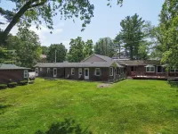 “Pet-Friendly Geneva Lake Cabins – Fire Pit, Private Units, Walk to Lakefront” Hotels in Williams Bay