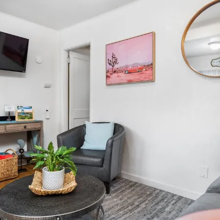 Bright & Trendy Cottage Close to Downtown Albany & Near OSU, Sleeps 4