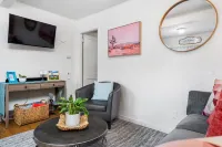 Bright & Trendy Cottage Close to Downtown Albany & Near OSU, Sleeps 4 Hôtels à : Albany