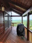 HIDDEN CHALET GEM IN BLUE RIDGE MOUNTAINS,PETS.HOTTUB 4500 ELEVATION SKING OPEN