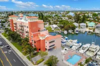 Dog Friendly bay front condo, shared pool and hot tub right next to the beach Hotels in Madeira Beach