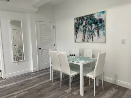 Chic Serene Haven with Parking - Washer, TV, WiFi, AC Отели в г. Корал Гейблс