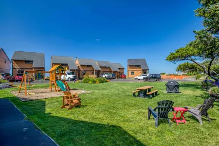 Oceanfront Views and Cozy Ambiance - Exquisite Beach House Retreat Отели в г. Нескауин