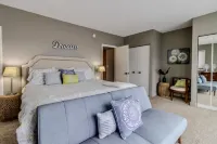 Secluded Oasis with Majestic Water Views - Stunning Retreat Elmwood Charter Township住宿飯店