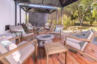 Fire Pits and Shared Laundry - Modern Coastal Sanctuary Hotels in Norfolk