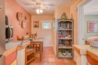 Dog-friendly getaway with a gas fireplace, full kitchen, & patio Hotels in El Prado