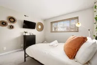 Charming Space with Stylish Decor - Cozy Urban Escape Hotels near University Village