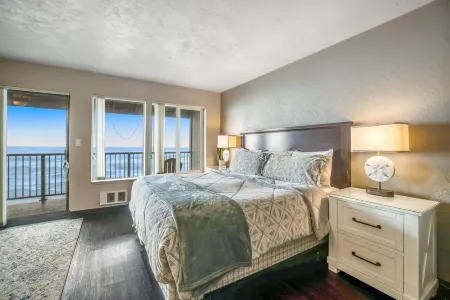 Convenient oceanfront studio condo with ocean view and seasonal pool Отели рядом с достопримечательностью «Порт оф Ньюпорт - Коммершиал Марина»