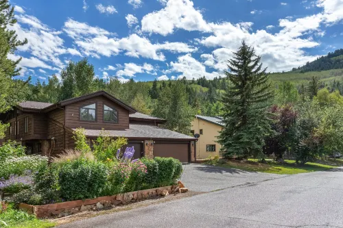 Private Hot Tub and Spacious Outdoor Oasis - Stunning Retreat