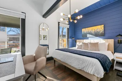 Private Hot Tub and Outdoor Entertainment Space - Charming Oasis Hotels near The Gardens on Spring Creek