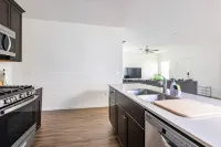 Spacious Living Area and Convenient Location - Stylish Urban Retreat Các khách sạn ở Travis County
