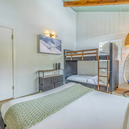 Chic Cabin Retreat with Hot Tub Big Bear