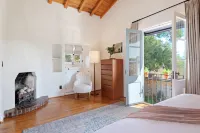 Lush Gardens and Unique Fire Pit - Charming Oasis Retreat