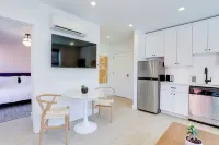 Modern Finishes and Fully Appointed Kitchen - Stylish Retreat