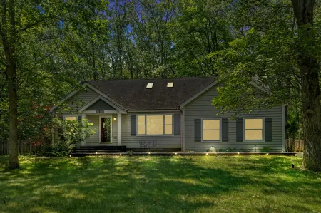 Charming Getaway with Fireplace and Modern Kitchen - Elegant Retreat