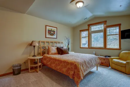 Expansive River Views and Ample Decks - Elegant Retreat